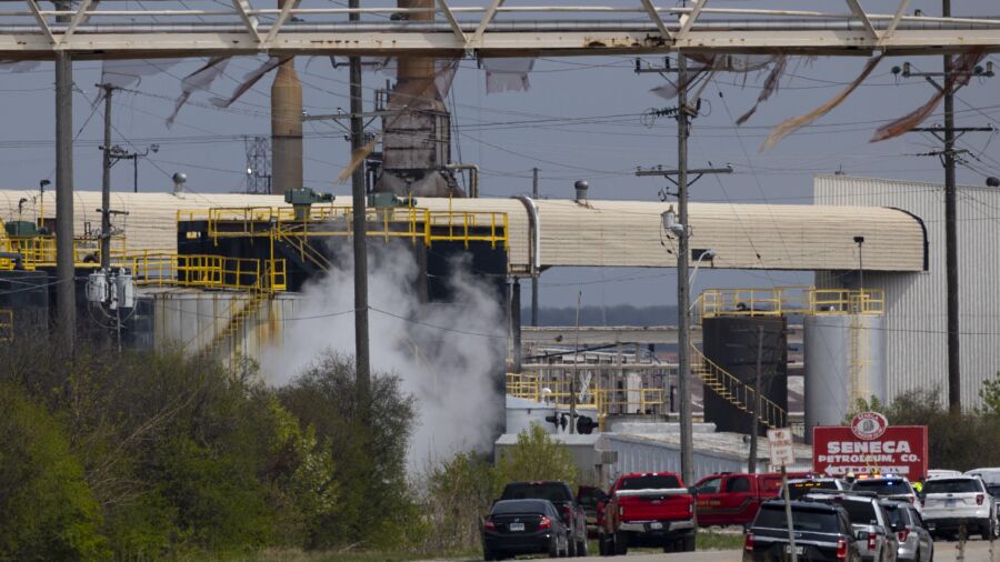 1 Dead, 1 Injured in Blast at Chicago Area Petroleum Plant