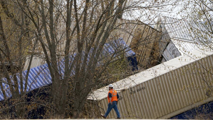 Train Derails in Wisconsin, Sends 2 Cars Into River