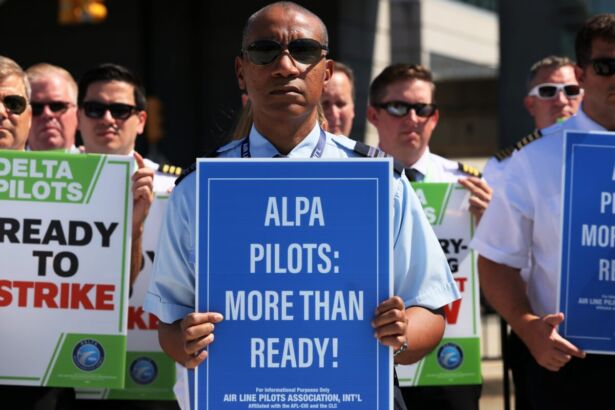 Delta Pilots Picket For New Contract