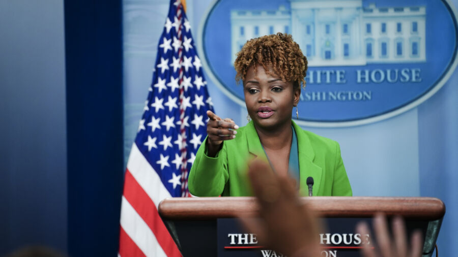 White House Holds the Daily Briefing (May 2)
