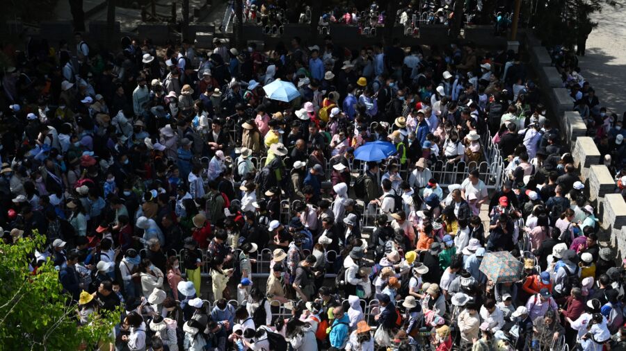 Shanghai Predicts Crowds of Tourists for May Holiday
