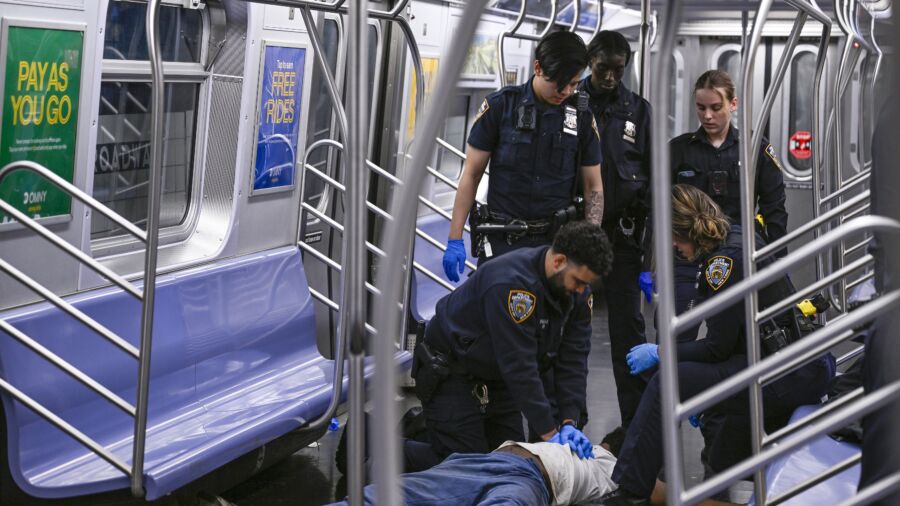 Man Dies After Being Placed in Headlock on NYC Subway