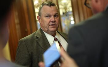 Senator Calls Out Execs and Regulators Amid Bank Crisis: ‘Not Doing Their Job’