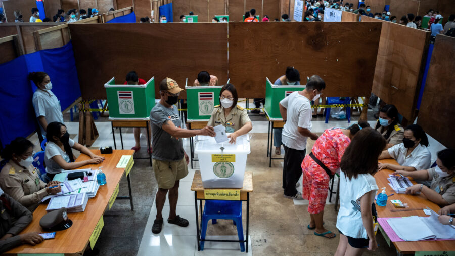 Thai Voters Cast Early Ballots One Week Before Election