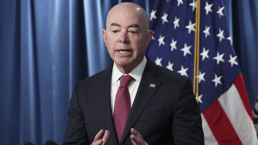 DHS 'Surging Personnel' to Border Ahead of Title 42 Ending: Mayorkas