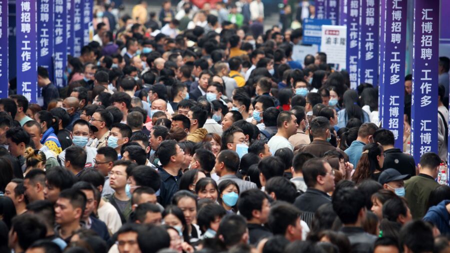 Chinese Graduates Struggle With Rising Unemployment