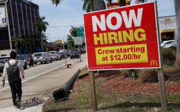 Fewer Americans Apply for Jobless Benefits, Labor Market Still Showing Strength