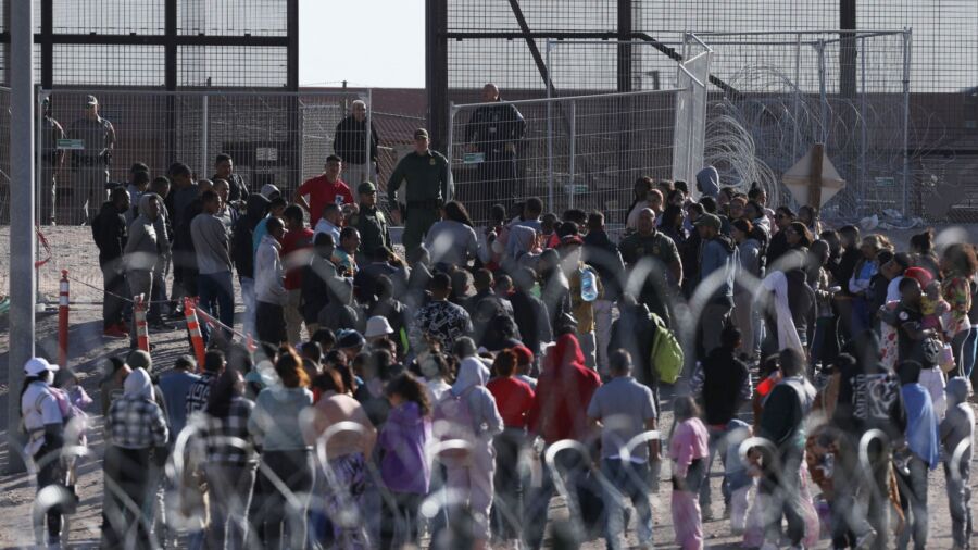 First Bus of Illegal Immigrants Arrives in Colorado From Texas