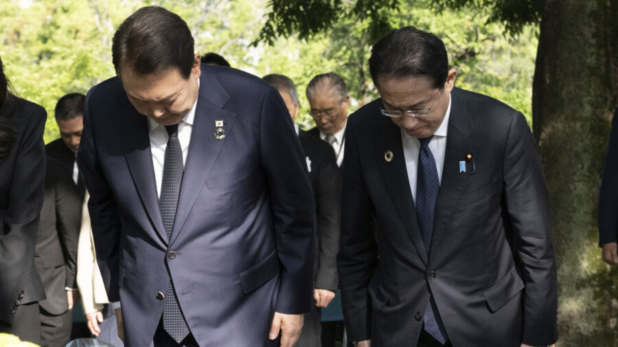 Japan, South Korea Leaders Pray at Memorial for Korean Atomic Bomb Victims in Hiroshima