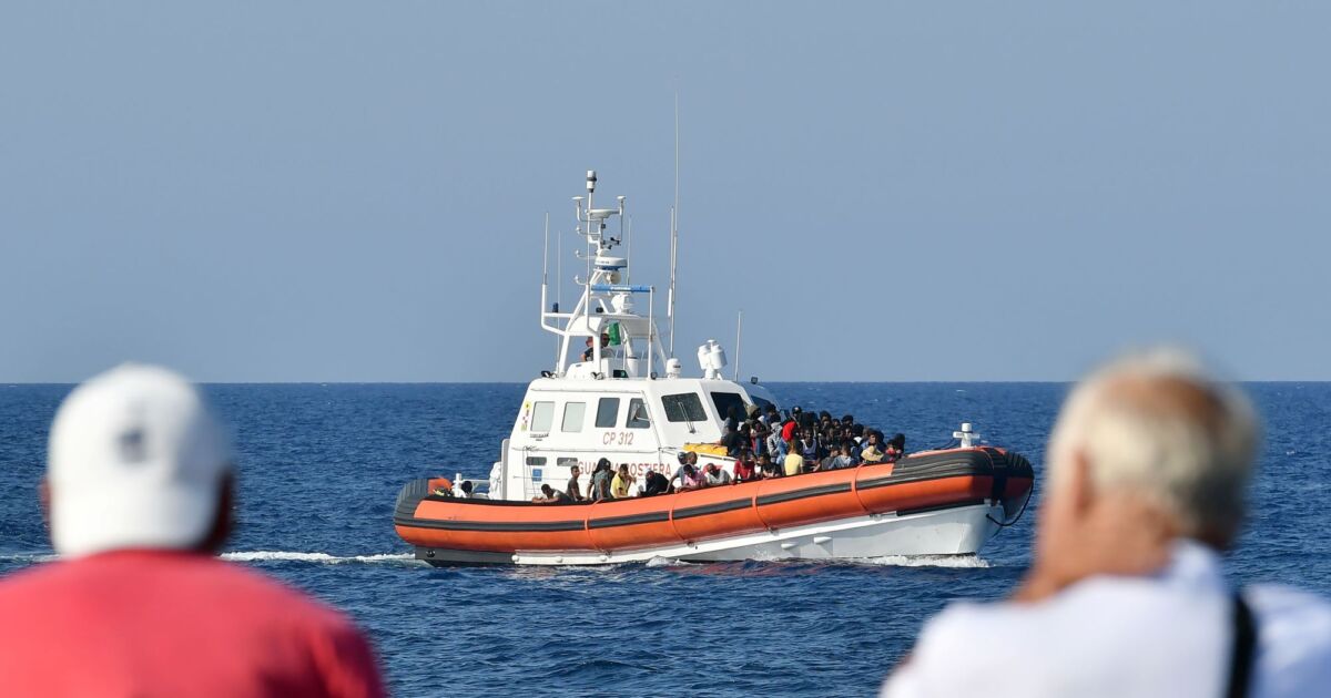 The Italian Island Of Lampedusa Sees 5 000 Migrants Arriving In 100