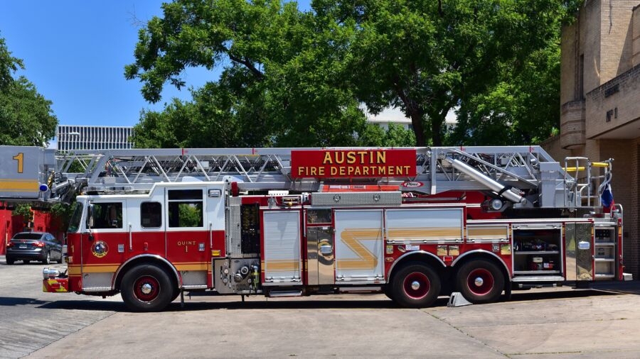 Texas Firefighter Stabbed While Fighting Blazes Along Interstate