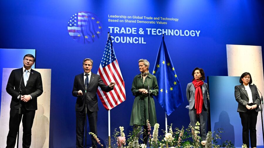Blinken: De-Risk but Not Decouple From China