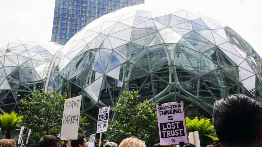 Some Amazon Employees Walk Out in Seattle to Protest Climate, Office Policies