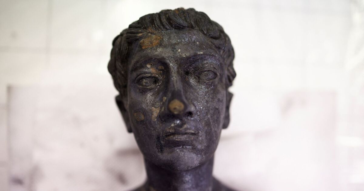 Village Bin Man Helped Unearth Ancient Bronze Statues in Tuscany | NTD