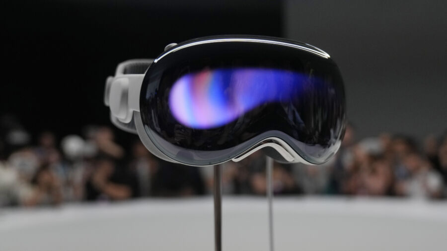 Apple Unveils 'Vision Pro' Virtual Reality Headset | NTD