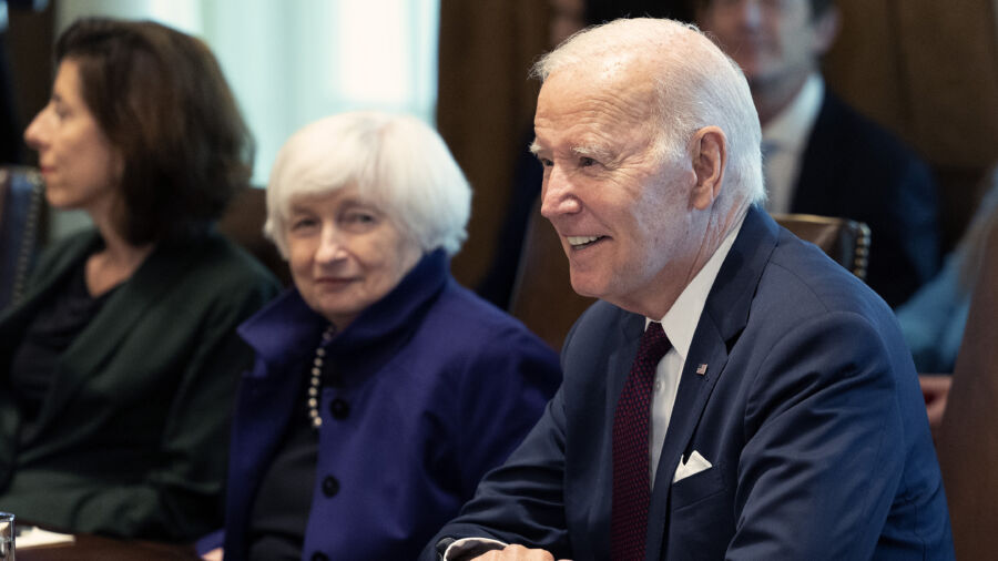 Biden Holds First Cabinet Meeting in 6 Months