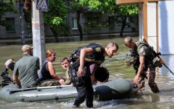 Ukrainians Face Homelessness, Disease Risk as Floods Crest From Burst Dam