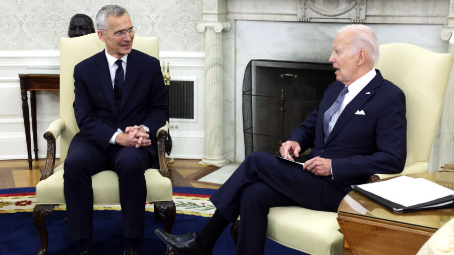 NATO Chief Meets Biden in White House Over Ukraine