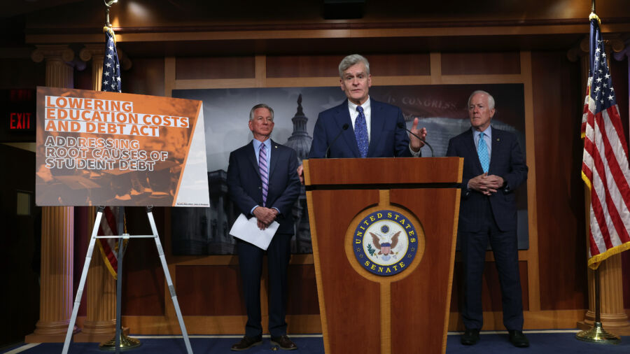 Senators Roll Out Student Loan Reduction Bill