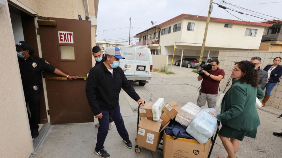 First Busload of Illegal Immigrants Arrives in Los Angeles from Texas