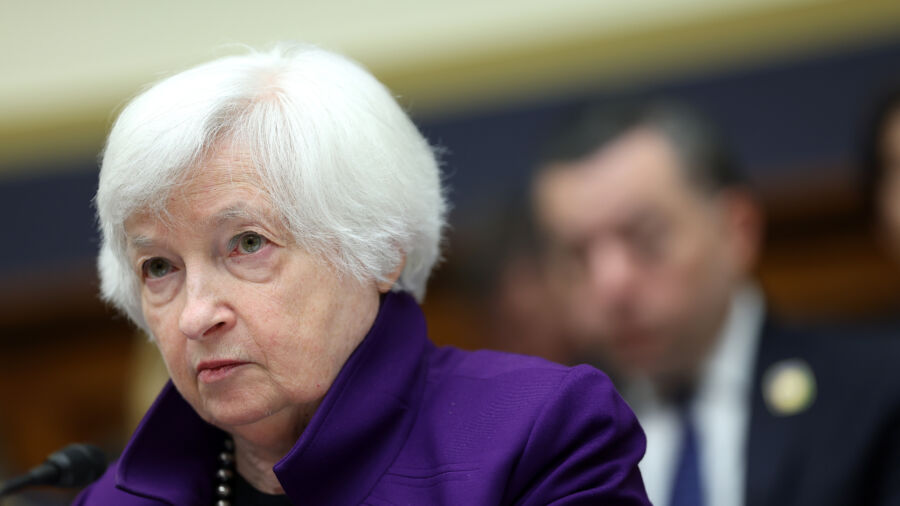Yellen Calls Decoupling With China 'Disastrous'