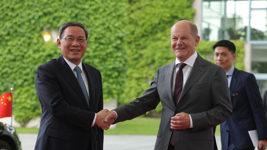 Chinese Premier in Germany for 1st Trip Overseas