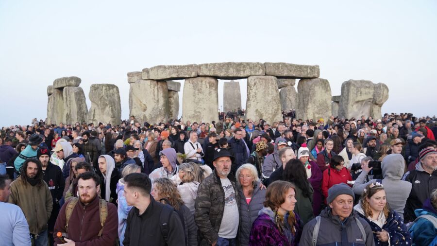 All Hail the Rising Sun! Stonehenge Welcomes 8,000 Visitors for the Summer Solstice