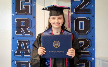 Homeschooler Whose Parents Banned Social Media Graduates From College at 12 With 4.0 GPA