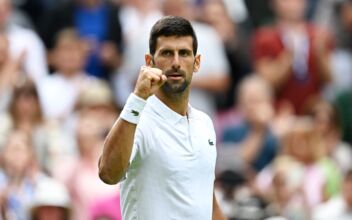 Djokovic, Swiatek Begin Title Quests With Easy Wins at Rain-Hit Wimbledon