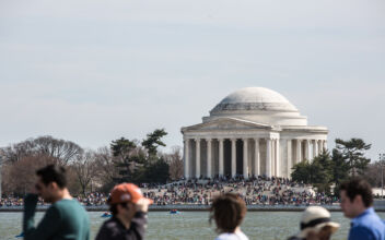 Tourists Honor Thomas Jefferson’s Legacy