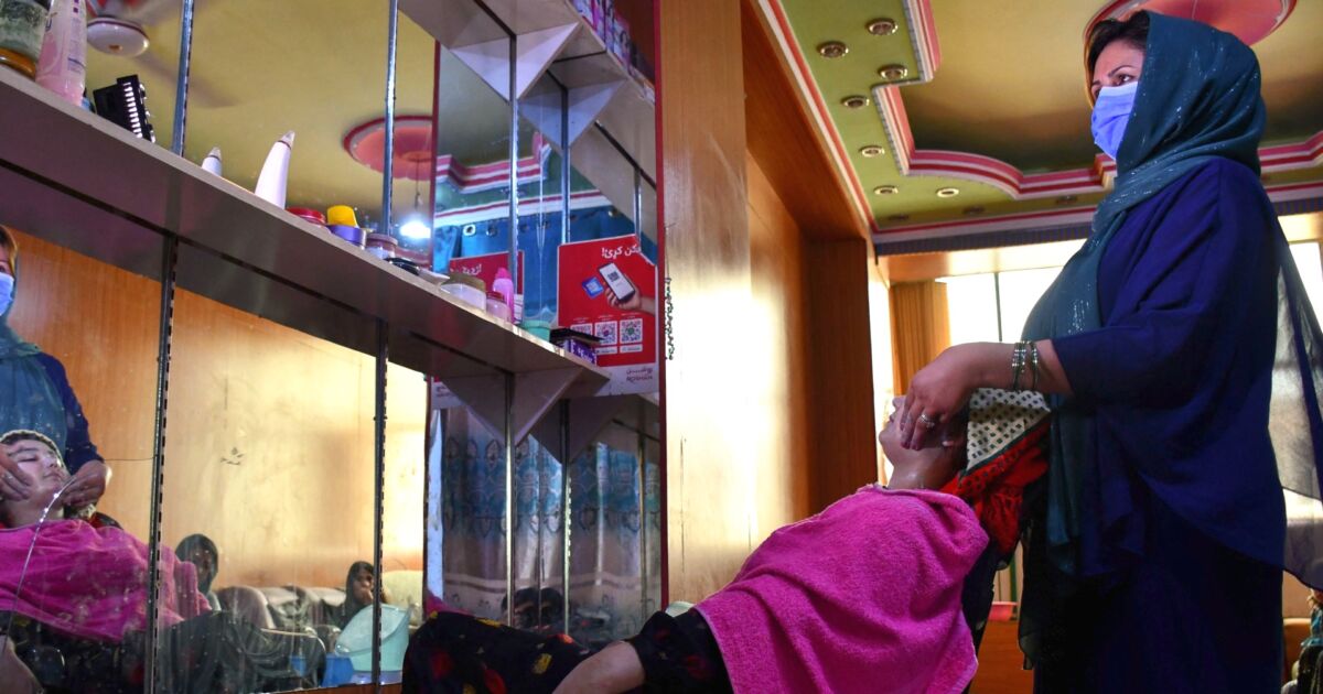 Taliban Orders Hair and Beauty Salons in Afghanistan to Close | NTD