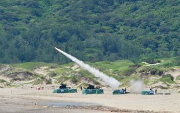 Taiwanese Soldiers Down Air Targets in Drill