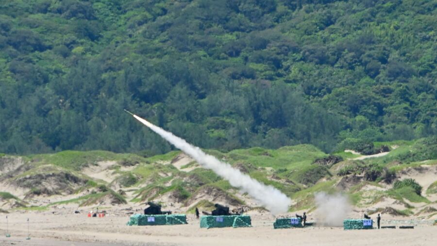 Taiwanese Soldiers Down Air Targets in Drill