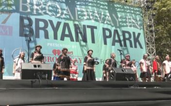 Broadway Fans Enjoy Free Shows in New York City Park