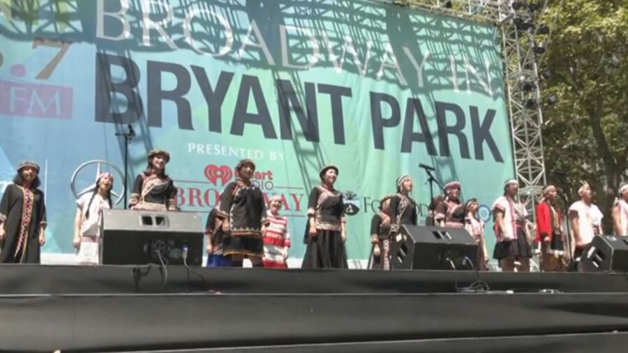 Broadway Fans Enjoy Free Shows in New York City Park