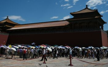 Outdoor Work in Beijing Halted Amid Scorching Temps