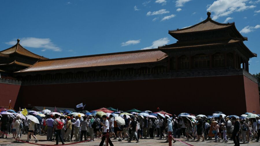 Outdoor Work in Beijing Halted Amid Scorching Temps