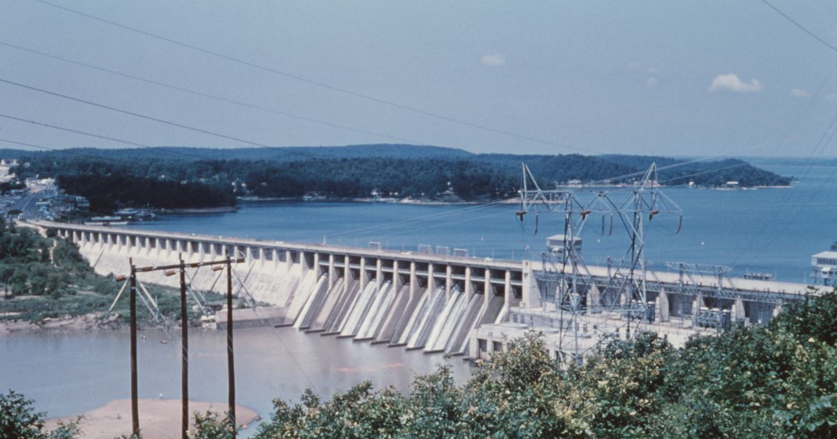 2 Killed, 1 Injured When Small Plane Crashes in Lake of the Ozarks