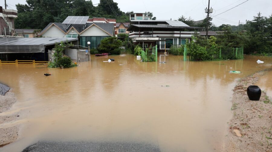 At Least 31 Killed by Heavy Rains in South Korea; Rescuers Hunt for Missing People