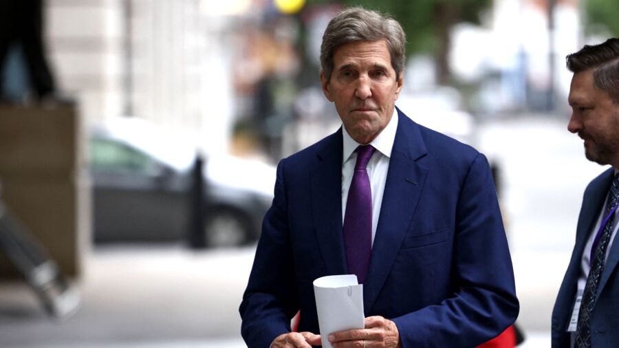 Biden's China Policy Under Scrutiny as Kerry Is Set to Meet CCP Officials