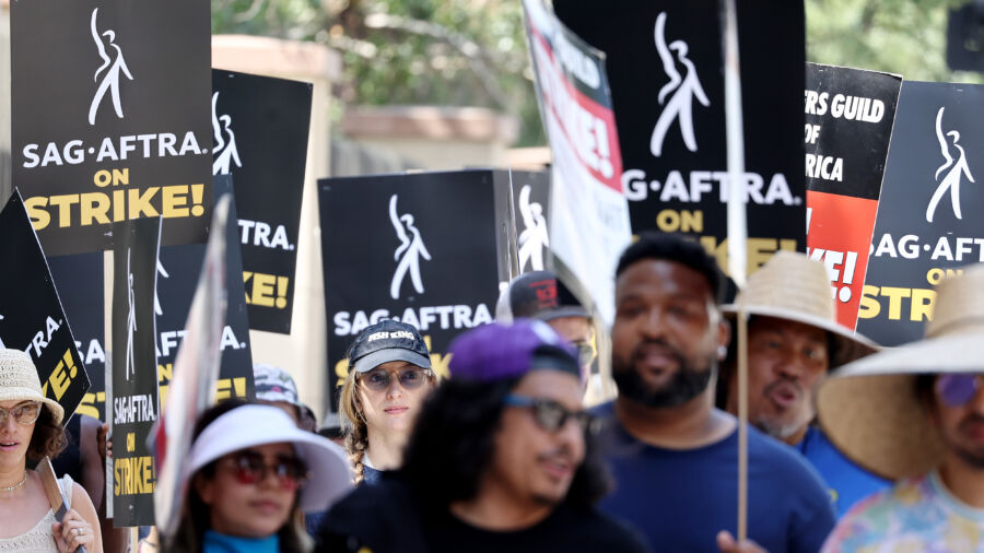 End of Hollywood as We Knew It: Former Screenwriter on Ongoing Strikes
