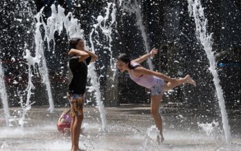 US Hit by Blazing Heat, Smoky Air, Tropical Storm All at Once