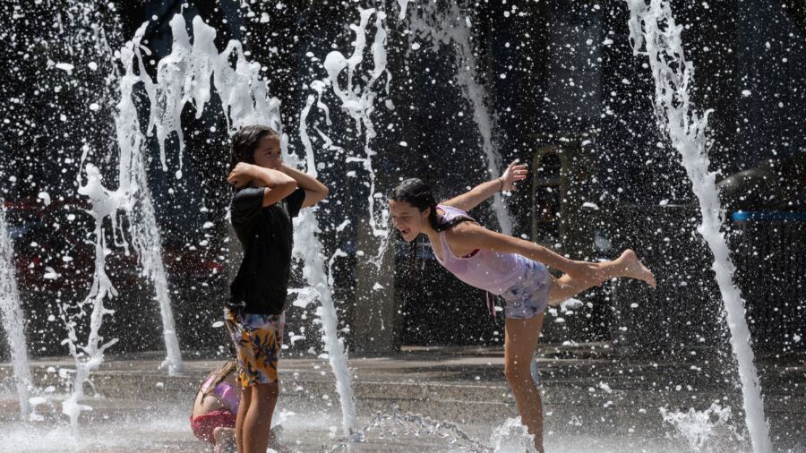 US Hit by Blazing Heat, Smoky Air, Tropical Storm All at Once