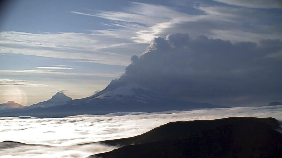 Alaska Volcano’s Weeklong Eruption Eases After Spewing Another Massive Ash Cloud