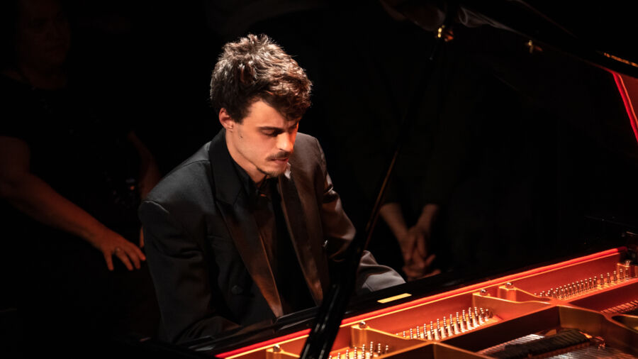 Classical Pianist Aims to Inspire Young People