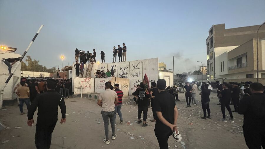 Protesters Storm Swedish Embassy in Baghdad After Man Threatens to Burn Quran in Stockholm