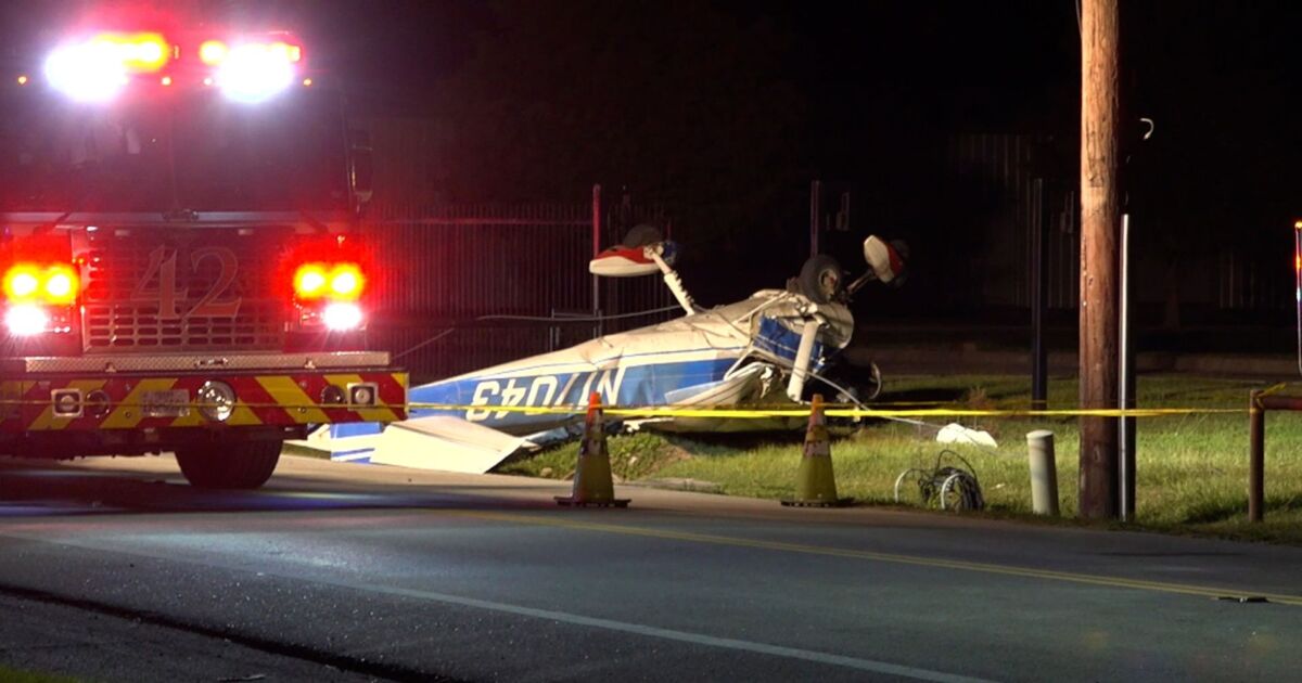 Plane Crashes Into Power Line in Houston, Leaving 1 Dead NTD