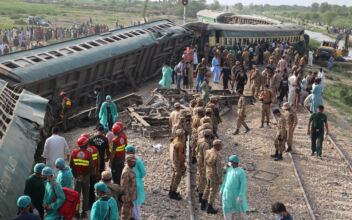 Express Train Derails in Southern Pakistan, Killing 30 People and Injuring Over 90