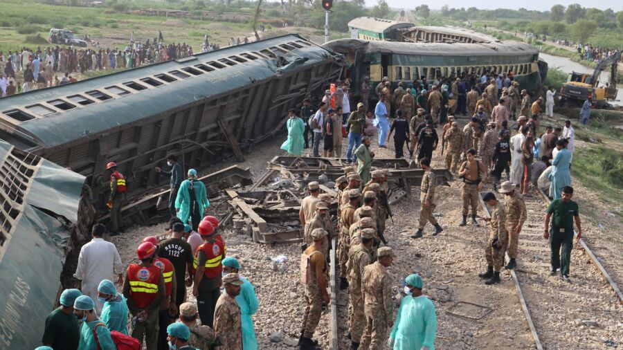 Express Train Derails in Southern Pakistan, Killing 30 People and Injuring Over 90
