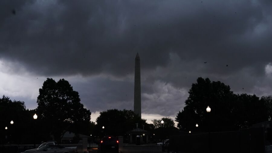 At Least 2 Dead, Thousands of Flights Cancelled, 1.1 Million Lose Power in Eastern US Storms